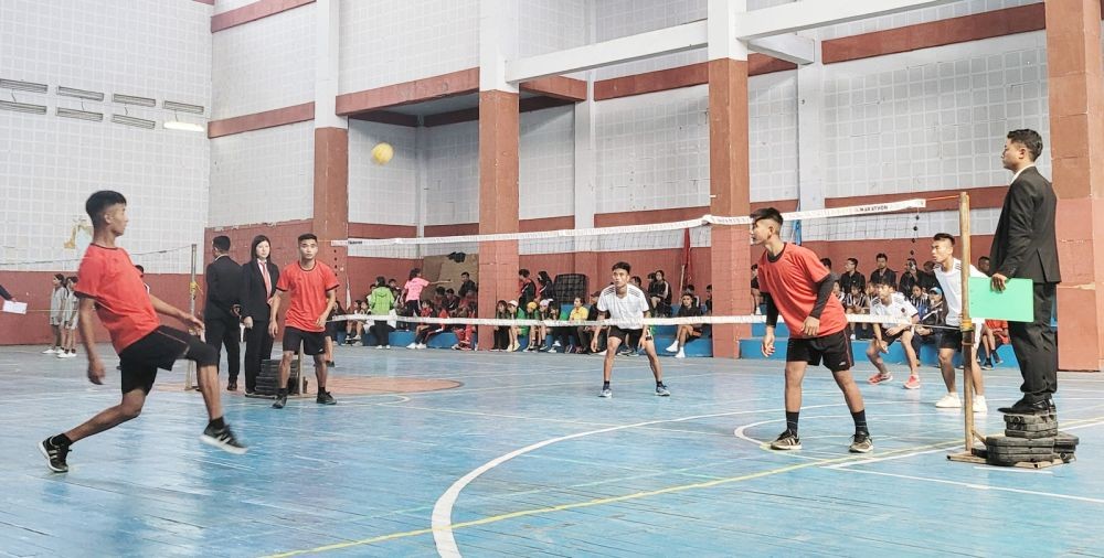 Players in action during the state level inter high school tournament in the discipline of Sepaktakraw commenced at Indira Gandhi Stadium, Kohima on October 17. (Morung Photo)